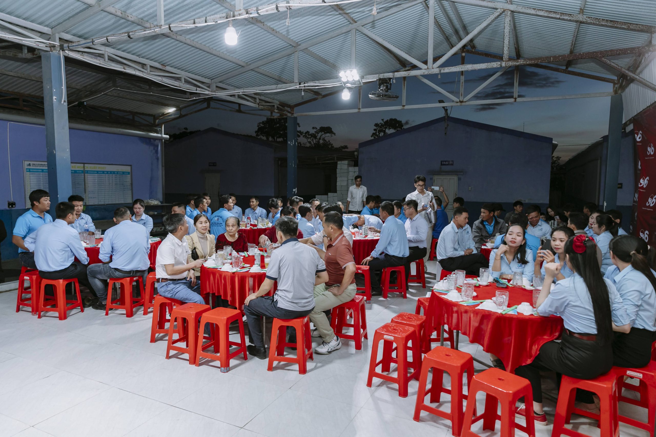 Không khí buổi tiệc ấm cúng, ý nghĩa