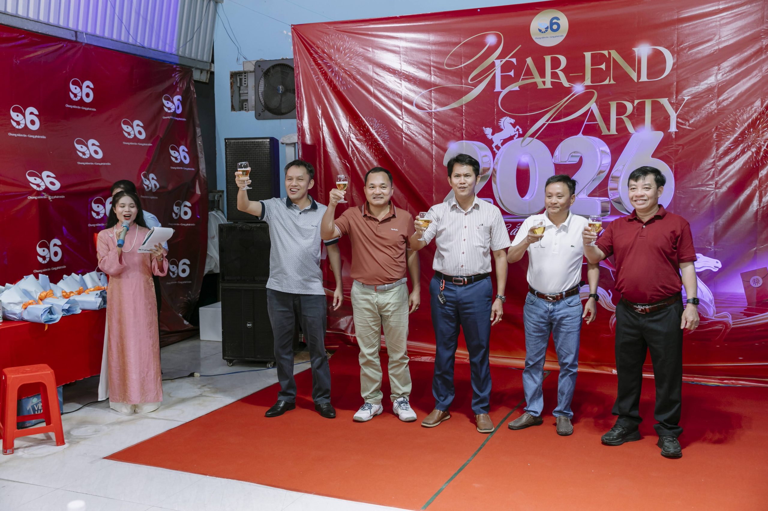 Ban HĐQT cùng nhau nâng ly chúc mừng 1 năm rực rỡ của Tôm giống S6